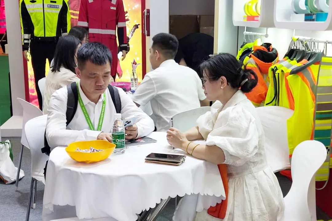 必一运动光学上海劳保展3
